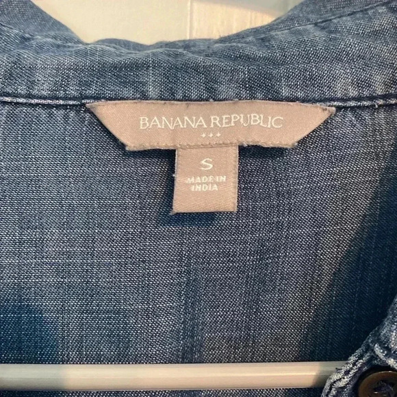 Banana Republic women’s casual button down - size small - blue - Picture 2 of 5